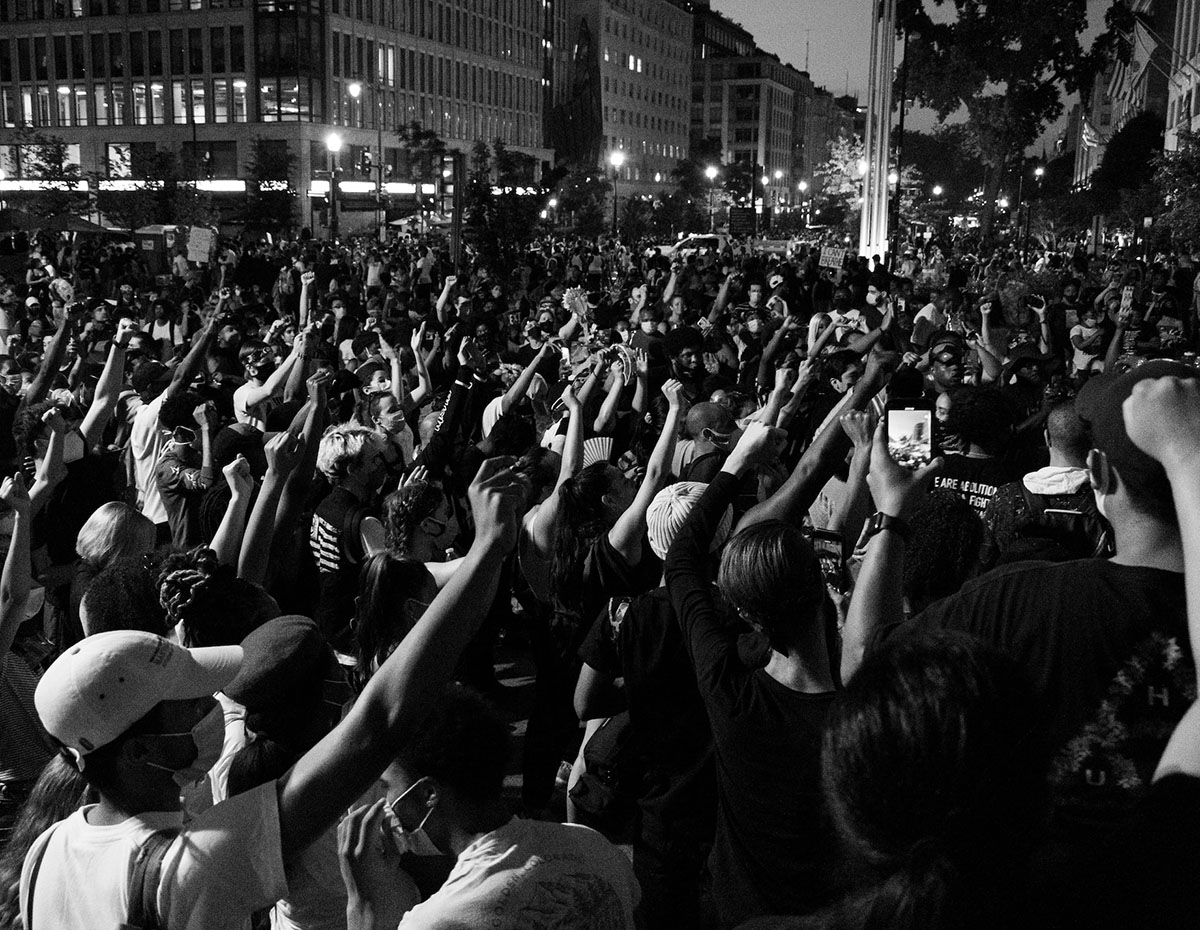 Oameni care protesteaza